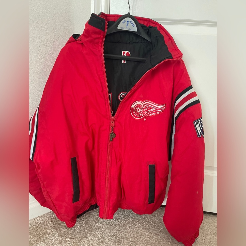 Detroit Red Wings NHL Hockey Puffer Winter Jacket very good condition with hood